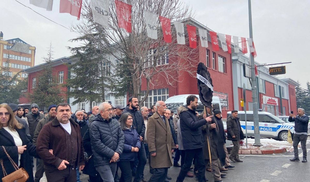 Kayseri’de Alevi Kurumlarından Chp İl Başkanlığı Önüne Siyah Çelenk (3)