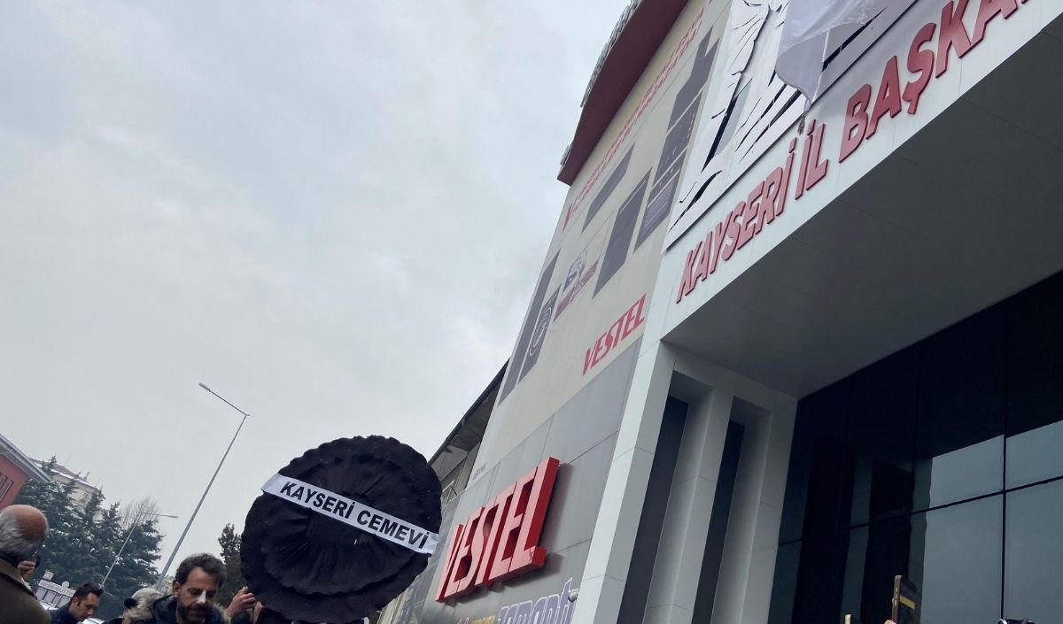 Kayseri’de Alevi Kurumlarından Chp İl Başkanlığı Önüne Siyah Çelenk (6)