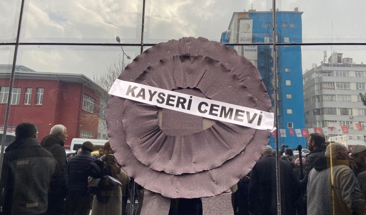 Kayseri’de Alevi Kurumlarından Chp İl Başkanlığı Önüne Siyah Çelenk (7)