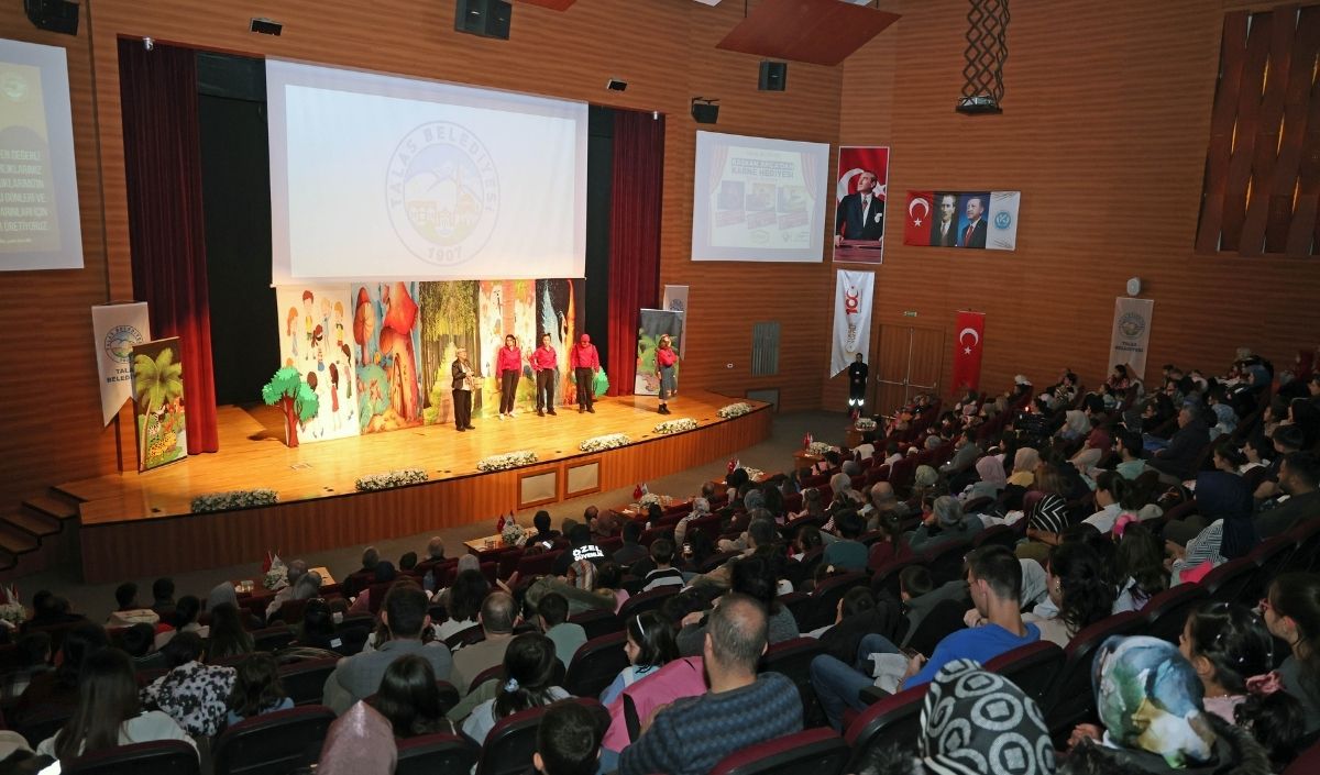 Kayseri'de Çocuklar Başkan Amca’nın Karne Hediyesi Ile Eğlendiler (1)