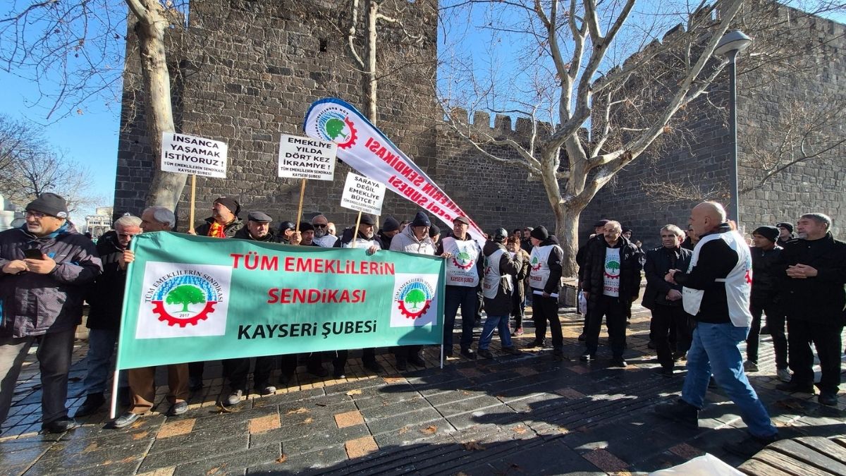 Kayseri’de Emekliler Cumhuriyet Meydanı’nda Bir Araya Geldi. Tüm Emeklilerin Sendikası’nın Çağrısıyla (2)