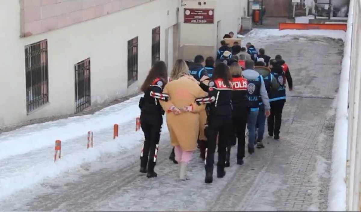 Kayseri’de Fuhuş Operasyonu! 8 Gözaltı, 19 Kadın Kurtarıldı (2)