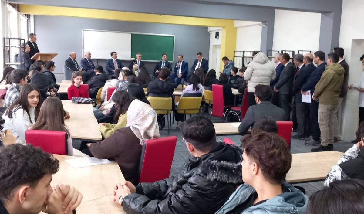 Kayseri’de Karne Coşkusu! Bakan Yardımcısı Develi’de, Protokol Merkezde Öğrencilerle Buluştu (1)