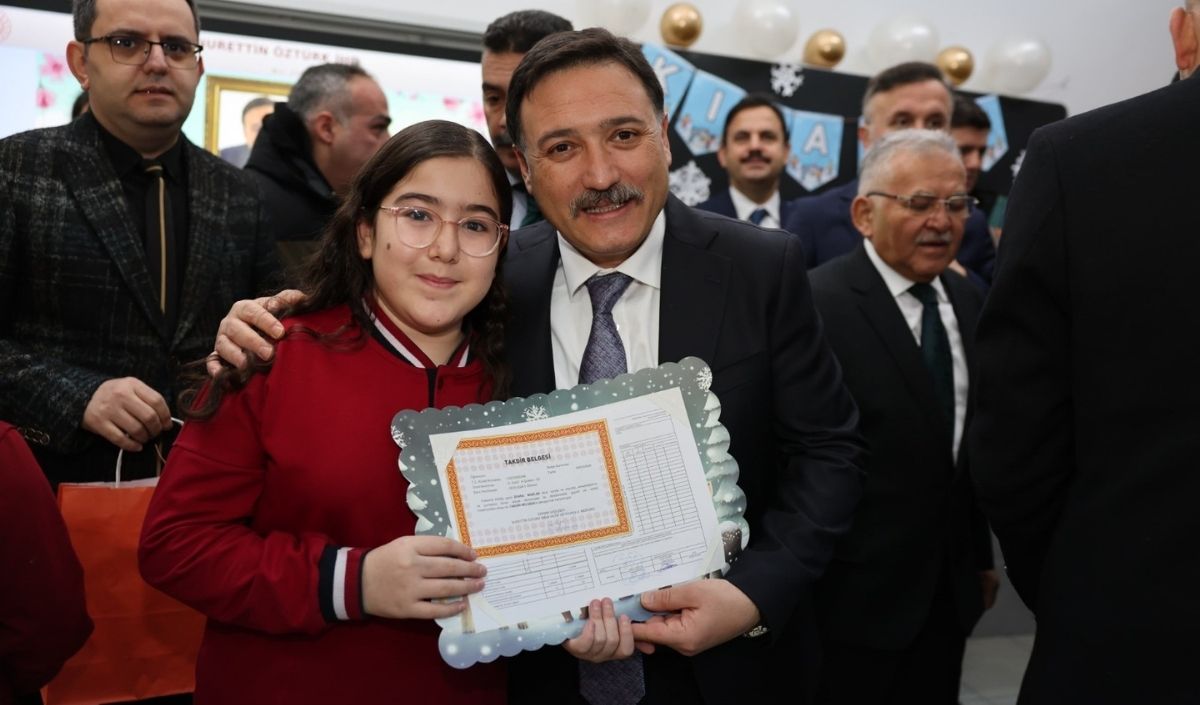 Kayseri’de Karne Coşkusu! Bakan Yardımcısı Develi’de, Protokol Merkezde Öğrencilerle Buluştu (4)