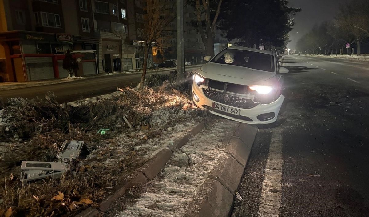 Kayseri’de Yaşanan Trafik Kazası Dikkat Çekti. Melikgazi’de Alkollü Olduğu Belirlenen Sürücü Önce Ağacı Devirdi, Ardından Direğe Çarptı. 1.42 Promil Detayı Ve Uygulanan Ceza Haberimizde. (1)
