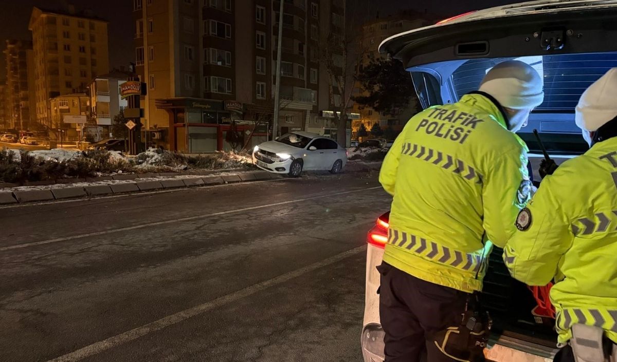 Kayseri’de Yaşanan Trafik Kazası Dikkat Çekti. Melikgazi’de Alkollü Olduğu Belirlenen Sürücü Önce Ağacı Devirdi, Ardından Direğe Çarptı. 1.42 Promil Detayı Ve Uygulanan Ceza Haberimizde. (2)