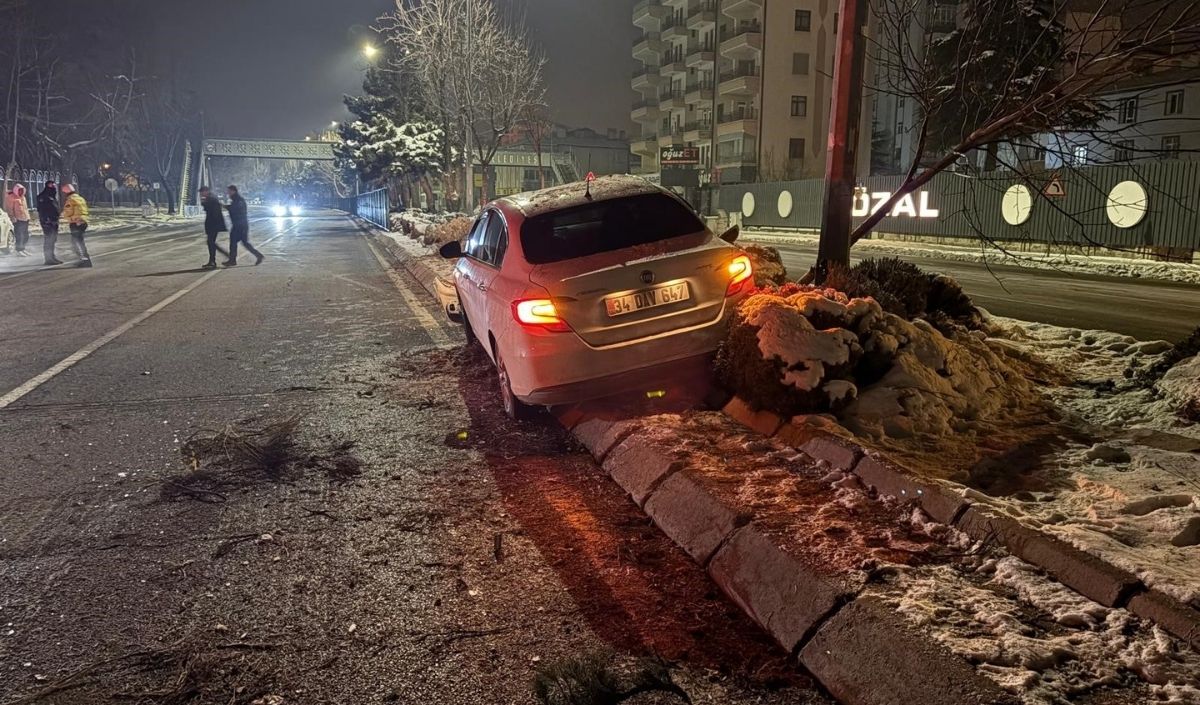 Kayseri’de Yaşanan Trafik Kazası Dikkat Çekti. Melikgazi’de Alkollü Olduğu Belirlenen Sürücü Önce Ağacı Devirdi, Ardından Direğe Çarptı. 1.42 Promil Detayı Ve Uygulanan Ceza Haberimizde. (3)