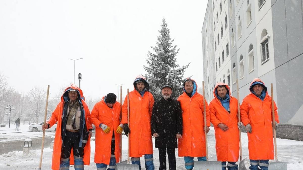 Kayseri'de Yoğun Kar Yağışı Sonrası Belediye Ekipleri Çalışmalara Başladı 21