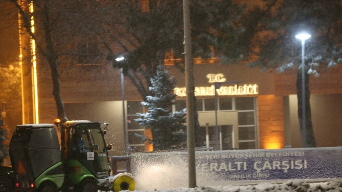 Kayseri'de Yoğun Kar Yağışı Sonrası Belediye Ekipleri Çalışmalara Başladı 6