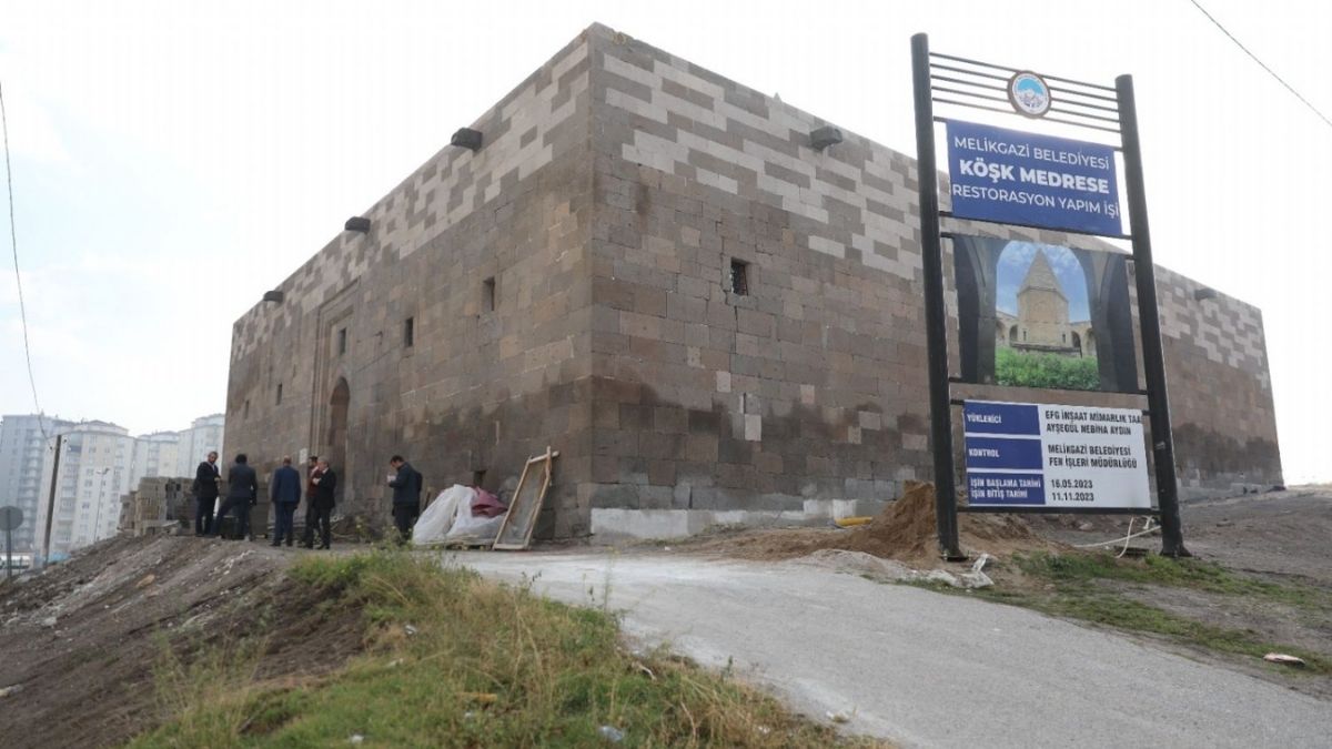 Kayseri’deki 815 Yıllık Gizemli Yapı Hem Türbe Hem Medrese (6)