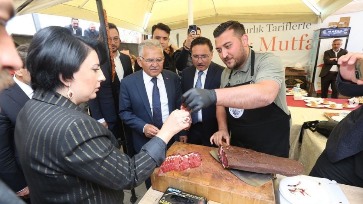 Kimse Bilmiyor Ama... Pastırmanın Tadını Veren O Baharat Aslında Kayseri'de Yetişmiyor! (6)