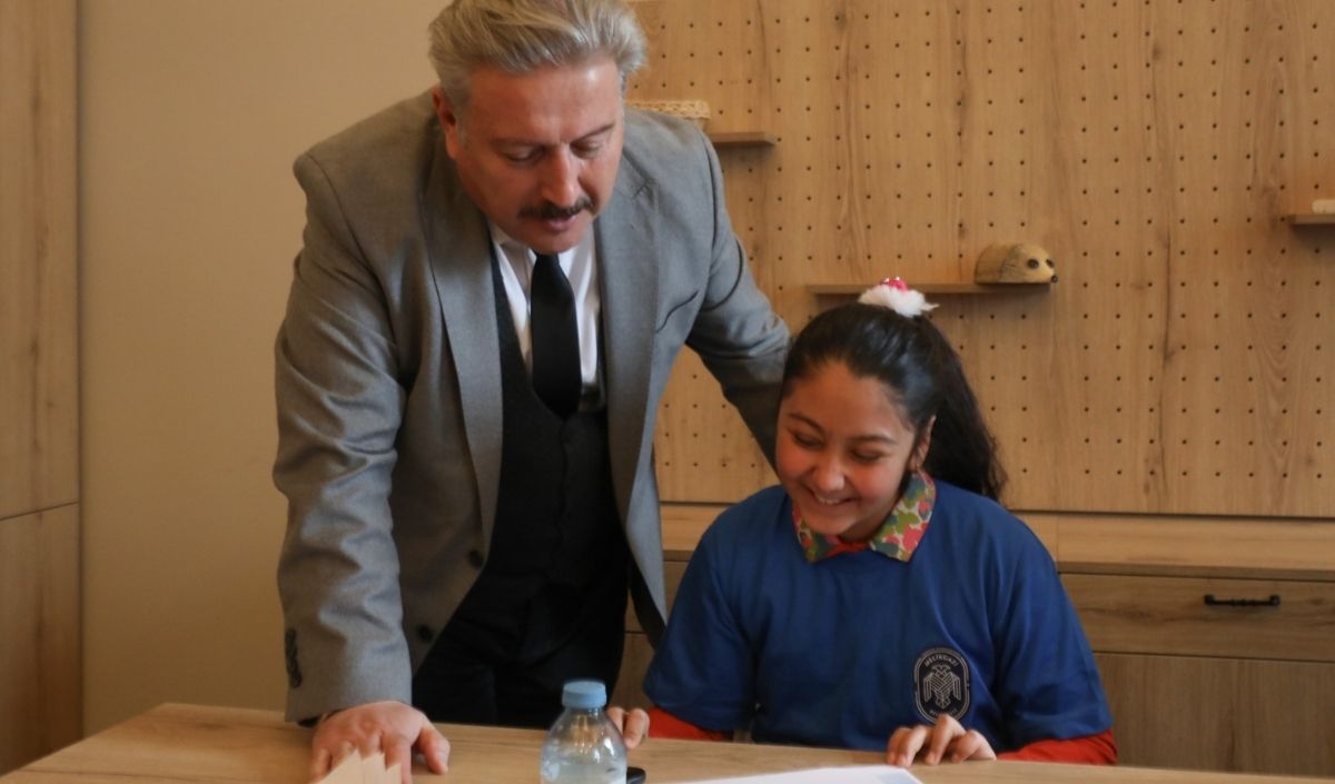 Meli̇kgazi̇ Kayseri Melikgazi Belediyesi İngilizce Kampı Yoğun Ilgi Görüyor. Yarıyıl Tatiline Özel Düzenlenen İngilizce Kampında Gençler İngilizceyi Yaşayarak Öğreniyor. Melikgazi İngilizce Kampı (1)