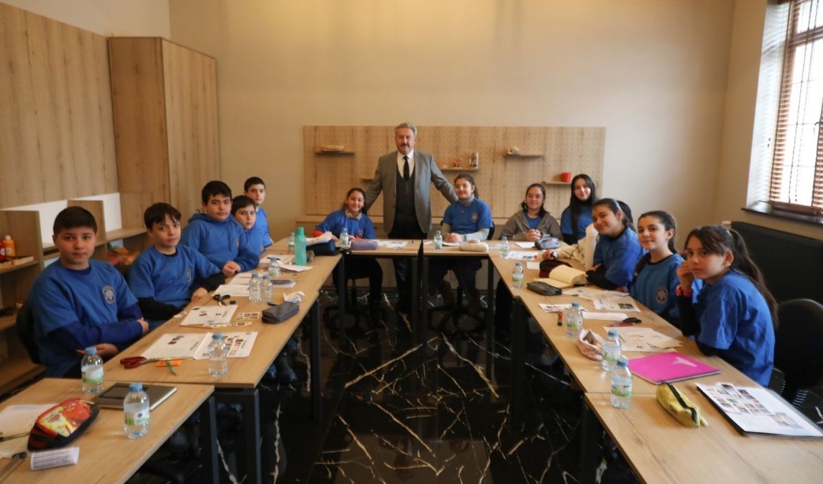 Meli̇kgazi̇ Kayseri Melikgazi Belediyesi İngilizce Kampı Yoğun Ilgi Görüyor. Yarıyıl Tatiline Özel Düzenlenen İngilizce Kampında Gençler İngilizceyi Yaşayarak Öğreniyor. Melikgazi İngilizce Kampı (2)