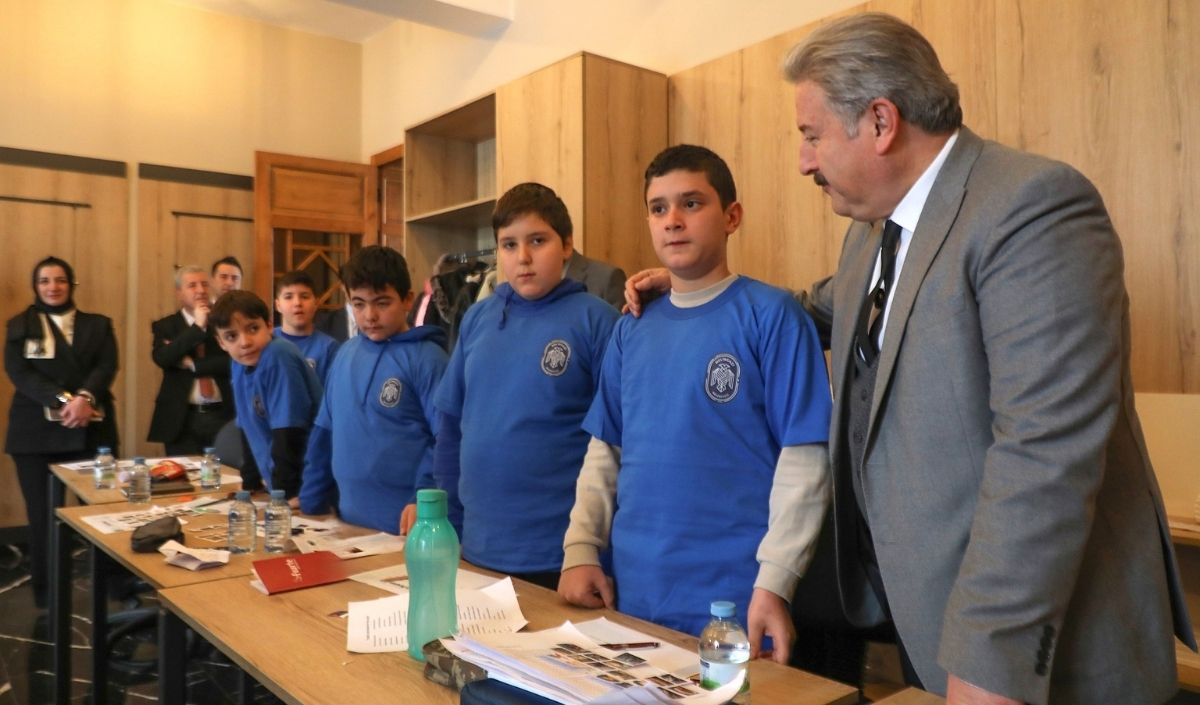 Meli̇kgazi̇ Kayseri Melikgazi Belediyesi İngilizce Kampı Yoğun Ilgi Görüyor. Yarıyıl Tatiline Özel Düzenlenen İngilizce Kampında Gençler İngilizceyi Yaşayarak Öğreniyor. Melikgazi İngilizce Kampı (4)