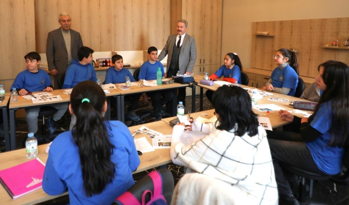 Meli̇kgazi̇ Kayseri Melikgazi Belediyesi İngilizce Kampı Yoğun Ilgi Görüyor. Yarıyıl Tatiline Özel Düzenlenen İngilizce Kampında Gençler İngilizceyi Yaşayarak Öğreniyor. Melikgazi İngilizce Kampı