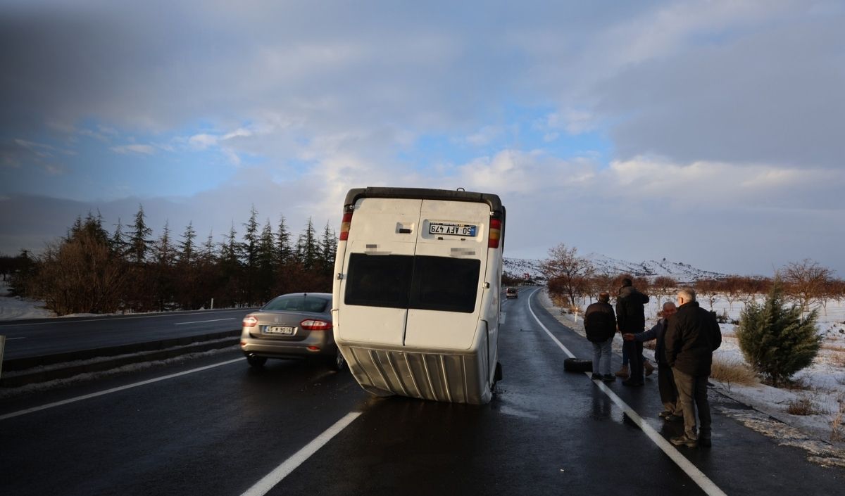 Nevşehir Ürgüp Yolunda Kaza Mı Oldu Minibüs Neden Takla Attı Yaralı Var Mı Buzlu Yolda Yaşanan Kazanın Detayları, Sürücünün Durumu Ve Son Gelişmeler Bu Haberde… (3)