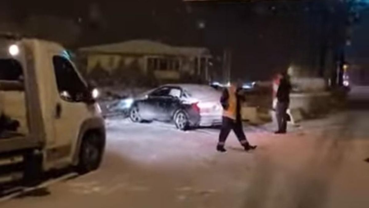 Niğde Adana Otoyolunda Arabayı Gişeye Çarparak Durdurdu 2 Ağır Yaralı!2