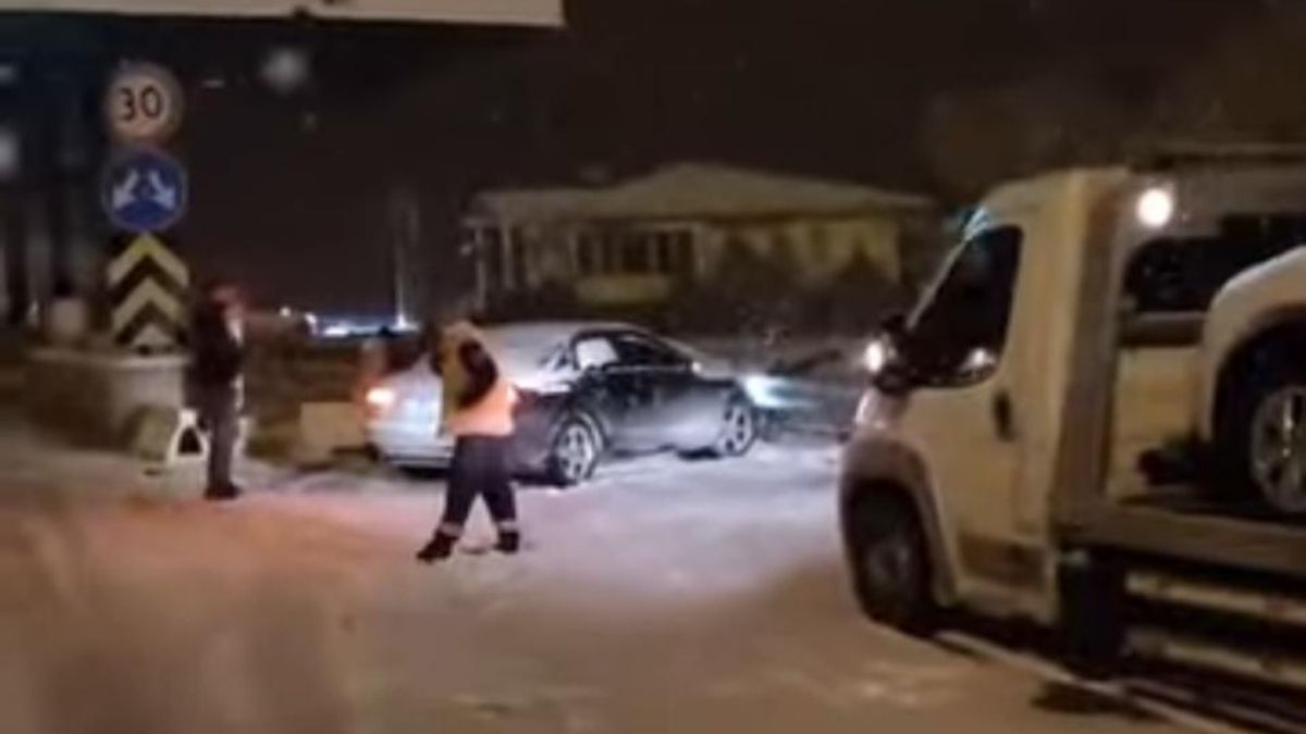 Niğde Adana Otoyolunda Arabayı Gişeye Çarparak Durdurdu 2 Ağır Yaralı!3