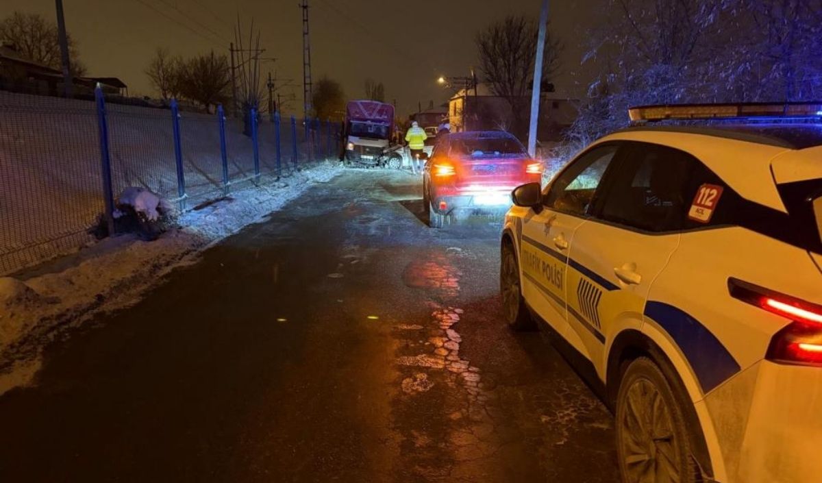 Otomobil Kamyonet Çarpıştı (2)