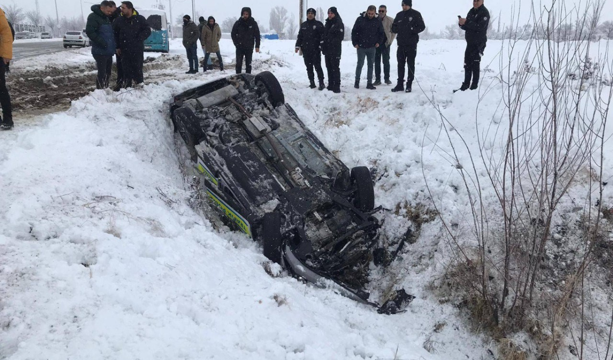 Polis Aracı Yuvarlandı Sivas (3)