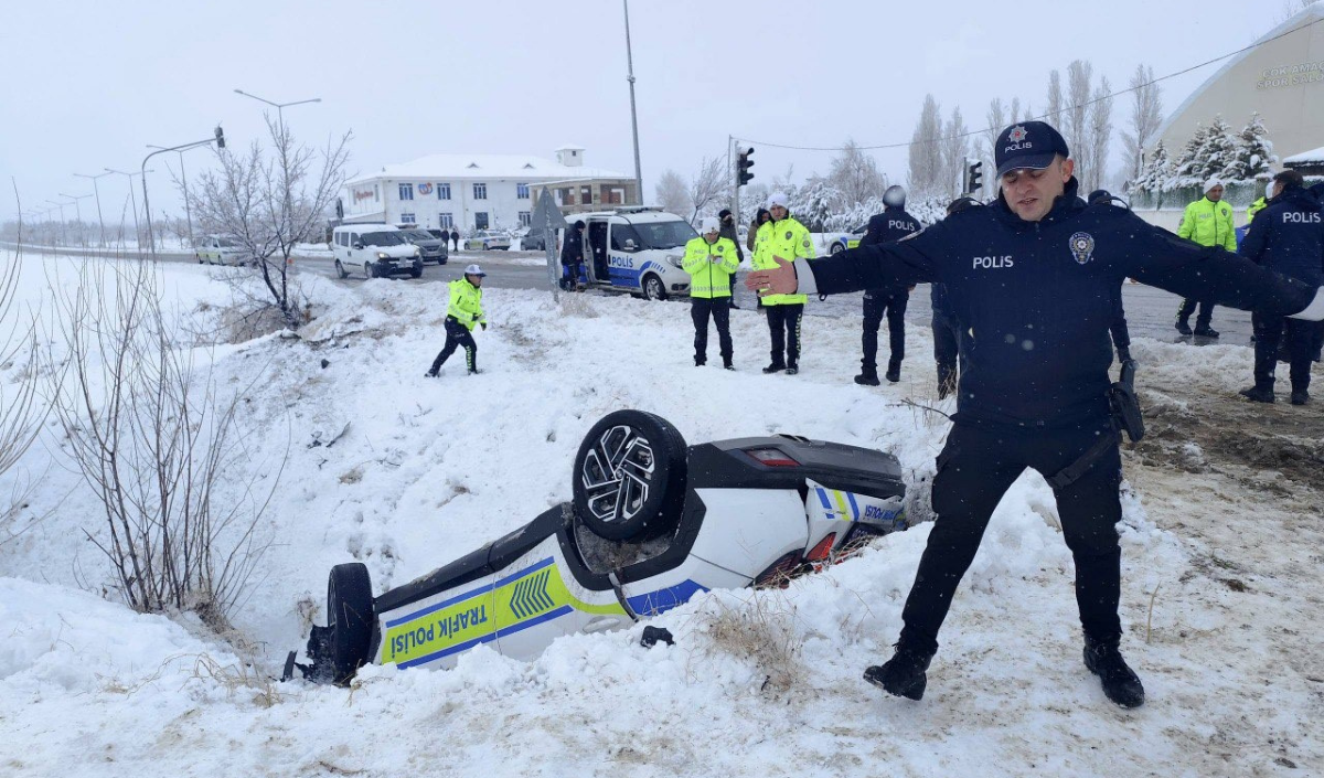 Polis Aracı Yuvarlandı Sivas (4)