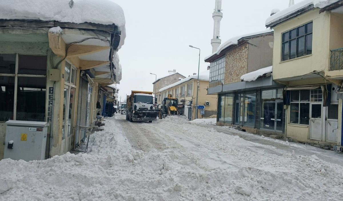 Sarız’da Kar Uyarısı! Çatı Altlarında Yürümeyin, Araç Park Etmeyin (5)