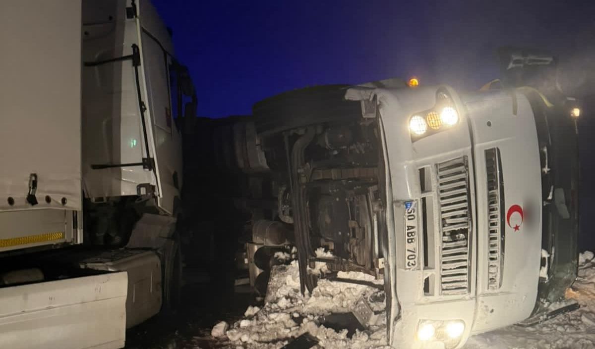 Sivas Kayseri Yolunda Zincirleme Trafik Kazası Meydana Geldi. (5)