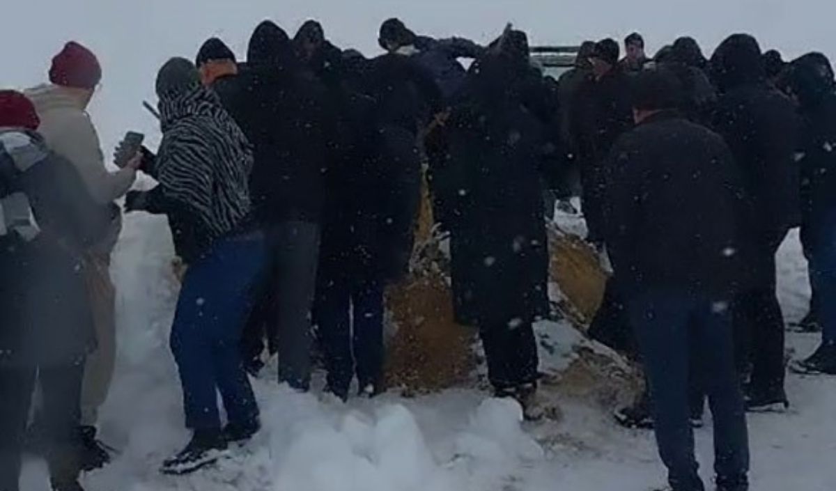 Sivas’ta Kar Yolları Kapattı! Cenaze 5 Saatlik Mücadele Sonrası Defnedildi (1)