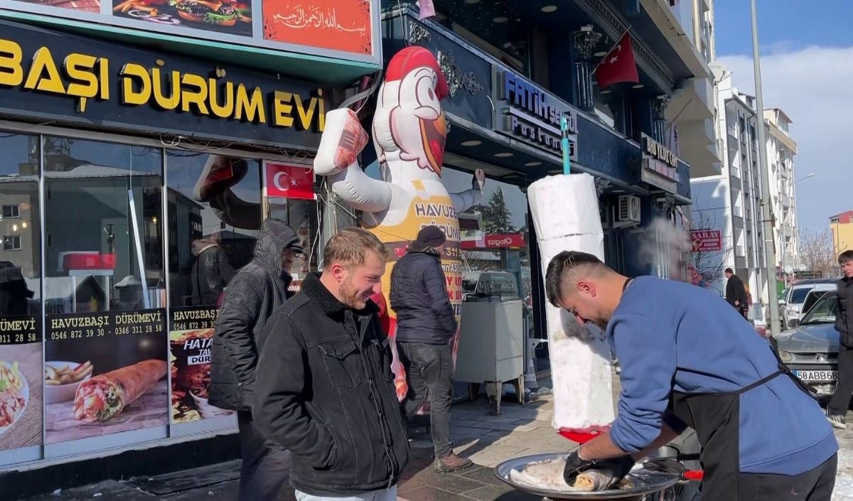 Sivas’ta Kardan Döner Yapan Usta Kim Kardan Döner Nasıl Yapıldı Suşehri’nde Ilginç Görüntü! Döner Ustasının Sıra Dışı Fikri Sosyal Medyada Gündem Oldu. (1)