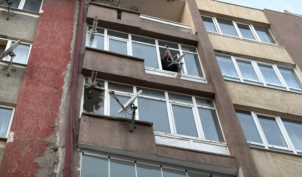 Sivas’ta Kombi Patladı, Apartmanda Panik Yaşand (3)