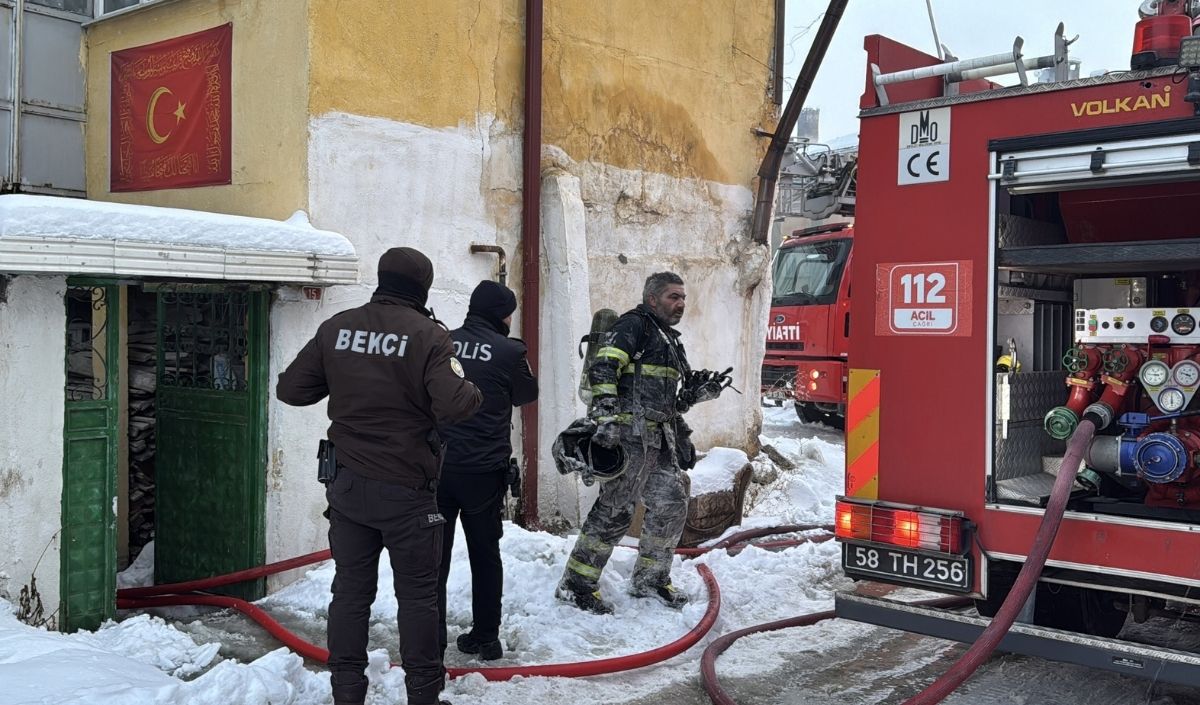 Sivas’ta Müstakil Evde Yangın Çıktı. İnönü Mahallesi’nde Iki Katlı Evin Çatı Kısmında Çıkan Yangın Itfaiye Ekiplerince Söndürüldü. Sivas Yangın Haberi, Ev Yangını Ve Son Dakika Gelişmeleri Haberim (1)