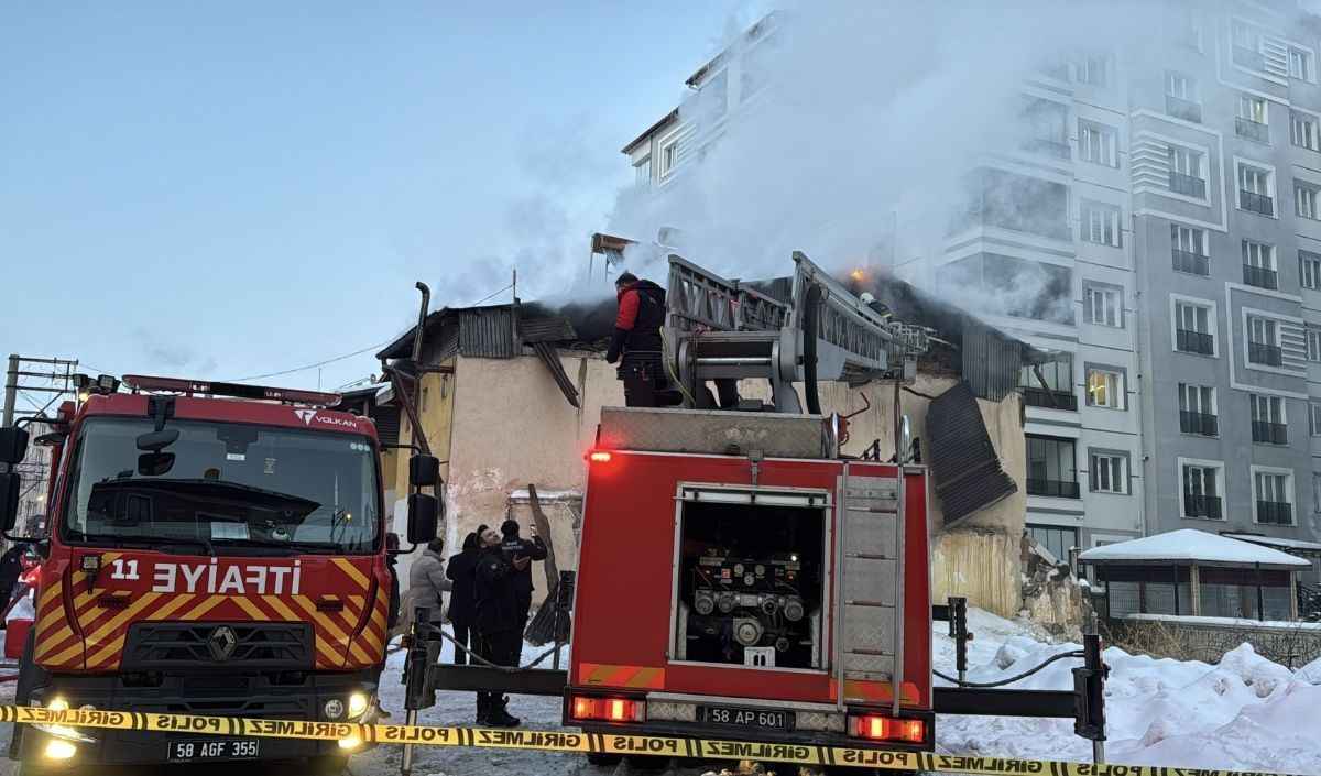 Sivas’ta Müstakil Evde Yangın Çıktı. İnönü Mahallesi’nde Iki Katlı Evin Çatı Kısmında Çıkan Yangın Itfaiye Ekiplerince Söndürüldü. Sivas Yangın Haberi, Ev Yangını Ve Son Dakika Gelişmeleri Haberim (3)