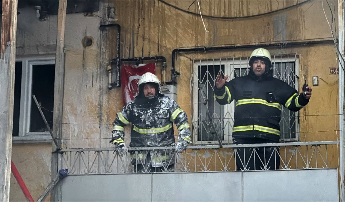 Sivas’ta Müstakil Evde Yangın Çıktı. İnönü Mahallesi’nde Iki Katlı Evin Çatı Kısmında Çıkan Yangın Itfaiye Ekiplerince Söndürüldü. Sivas Yangın Haberi, Ev Yangını Ve Son Dakika Gelişmeleri Haberim (4)
