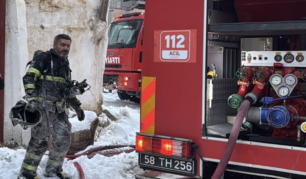 Sivas’ta Müstakil Evde Yangın Çıktı. İnönü Mahallesi’nde Iki Katlı Evin Çatı Kısmında Çıkan Yangın Itfaiye Ekiplerince Söndürüldü. Sivas Yangın Haberi, Ev Yangını Ve Son Dakika Gelişmeleri Haberim