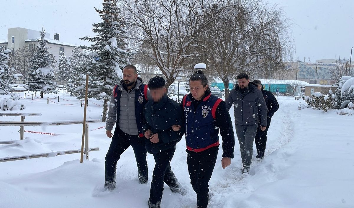 Sivas'ta Yılbaşı Gecesi Kanlı Bitti, Cinayet Zanlısı Adliyeye Sevk Edildi (Fotoğraflı) Yunus Çiftci Ali Aydın Si̇vas (İha) (2)