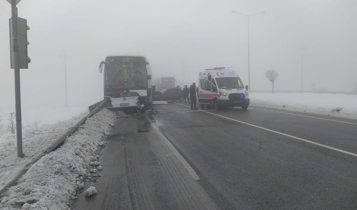 Sivas'ta Yoğun Sis Nedeniyle Zincirleme Trafik Kazası Meydana Geldi. 4 Araç Karıştı, 7 Kişi Yaralandı. Kazanın Tüm Detayları Ve Bölgedeki Gelişmeler Haberin Devamında! (3)