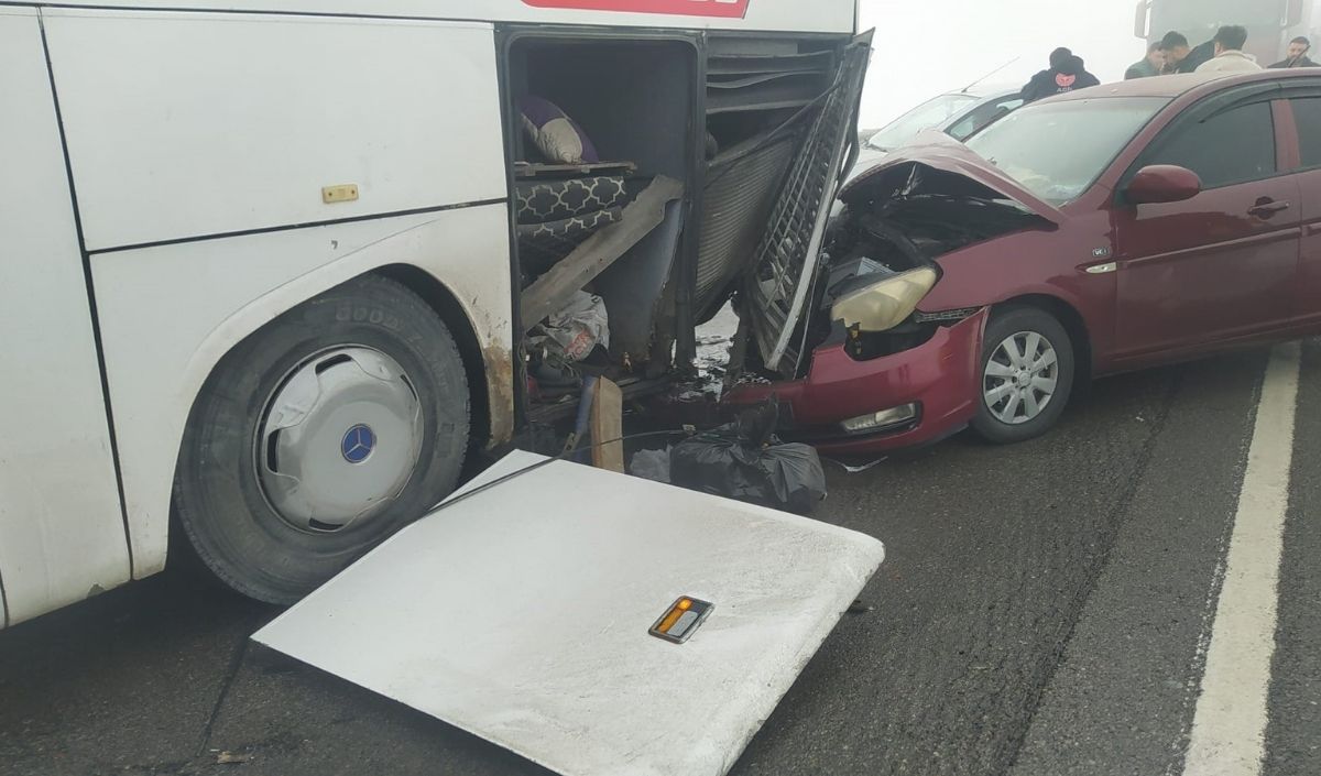 Sivas'ta Yoğun Sis Nedeniyle Zincirleme Trafik Kazası Meydana Geldi. 4 Araç Karıştı, 7 Kişi Yaralandı. Kazanın Tüm Detayları Ve Bölgedeki Gelişmeler Haberin Devamında! (5)