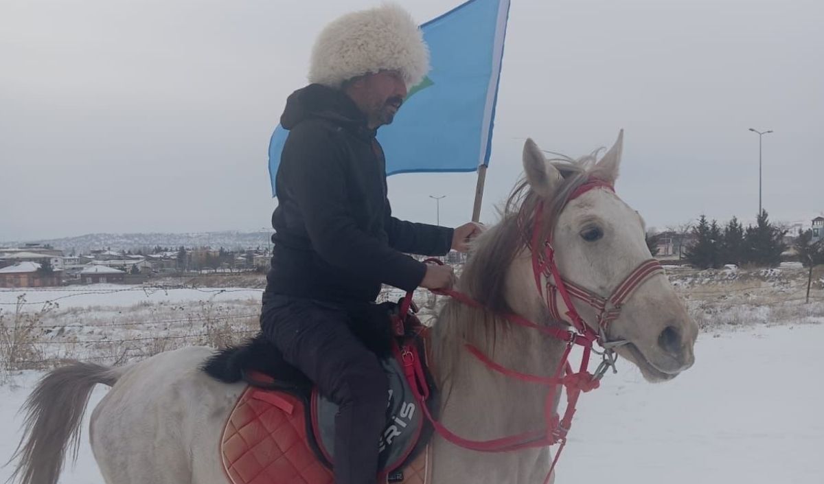 Tomarza’da Bayrak Hassasiyeti! At Üstünde Türk Bayrağıyla Tur Attı (2)