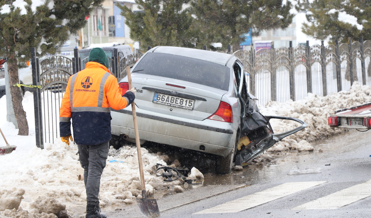 Yozgat’ta Atatürk Yolu Sanayi Sitesi Kavşağı’nda Iki Otomobil Çarpıştı. Kazada 2 Sürücü Yaralanarak Yozgat Şehir Hastanesi’ne Kaldırıldı. Yol Bir Süre Trafiğe Kapandı. Detaylar Haberin Devamında. (1)