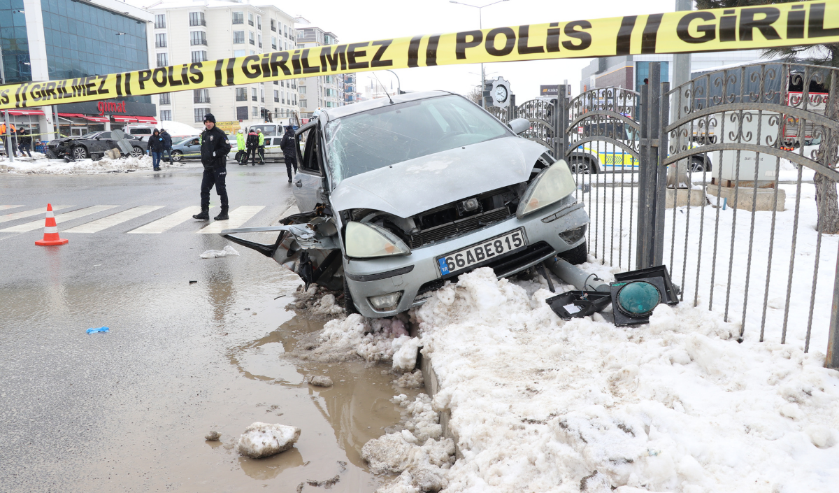 Yozgat’ta Atatürk Yolu Sanayi Sitesi Kavşağı’nda Iki Otomobil Çarpıştı. Kazada 2 Sürücü Yaralanarak Yozgat Şehir Hastanesi’ne Kaldırıldı. Yol Bir Süre Trafiğe Kapandı. Detaylar Haberin Devamında. (2)