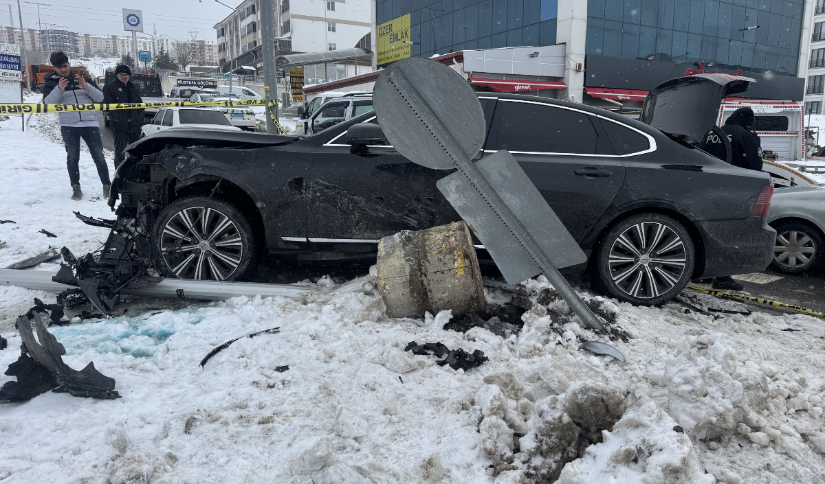 Yozgat’ta Atatürk Yolu Sanayi Sitesi Kavşağı’nda Iki Otomobil Çarpıştı. Kazada 2 Sürücü Yaralanarak Yozgat Şehir Hastanesi’ne Kaldırıldı. Yol Bir Süre Trafiğe Kapandı. Detaylar Haberin Devamında. (3)