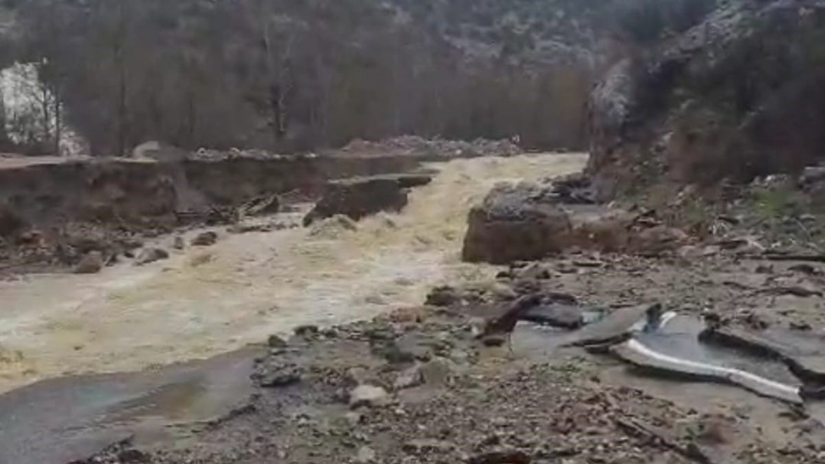Adana’da Felaket Göksu Nehri Taştı! Kayseri–Kozan Karayolu Çöktü (4)