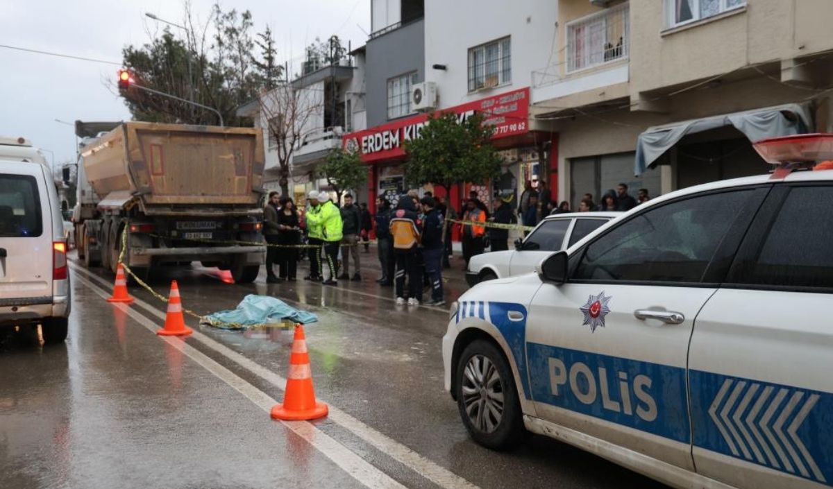 Adana’da Kamyonun Çarptığı Yaşlı Adam Hayatını Kaybetti (3)