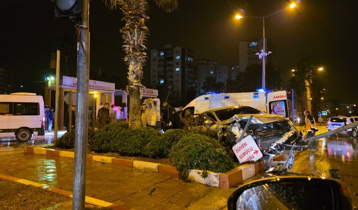 Adana’da Minibüs Ile Otomobil Çarpıştı! 4 Yaralı (2)