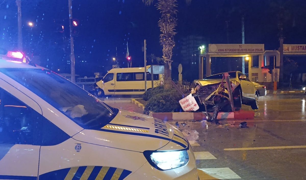 Adana’da Minibüs Ile Otomobil Çarpıştı! 4 Yaralı (3)