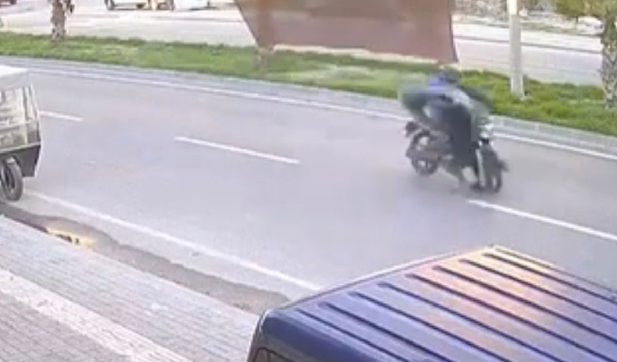 Adana’da Motosiklet Yayaya Çarptı! 1 Yaralı (2)