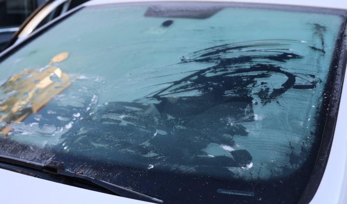 Buzlu Camla Trafiğe Çıktı! Kazaya Neden Oldu! 2 Yaralı (1)