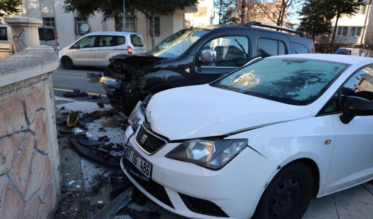 Buzlu Camla Trafiğe Çıktı! Kazaya Neden Oldu! 2 Yaralı (2)