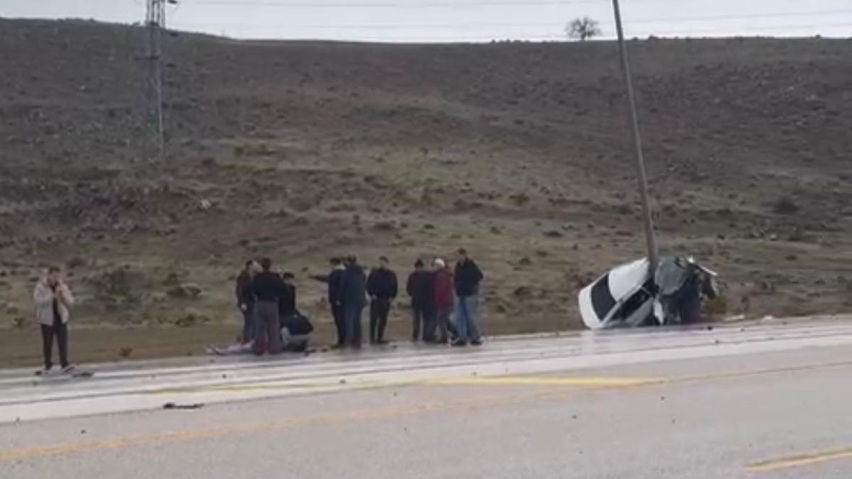 Develide Direğe Çarpan Otomobil Kağıt Gibi Katland (3)