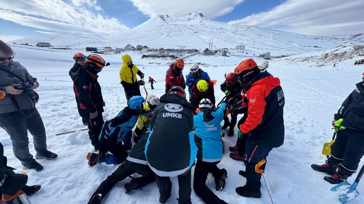 Erciyes Kayak Merkezi’nde Ekipler Çığ Için Seferber Oldu (6)